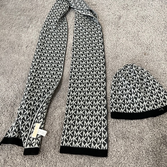 Michael Kors Logo Hat Scarf Set - Picture 4 of 4